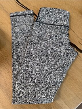 Lululemon rare - Wunde Under - black white petal pusher flower print legging - 4